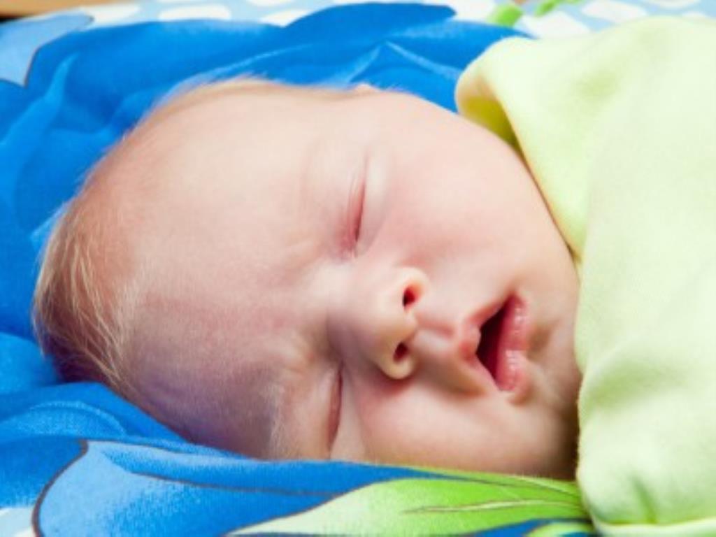 Сколько спят дети в первый месяц после рождения?