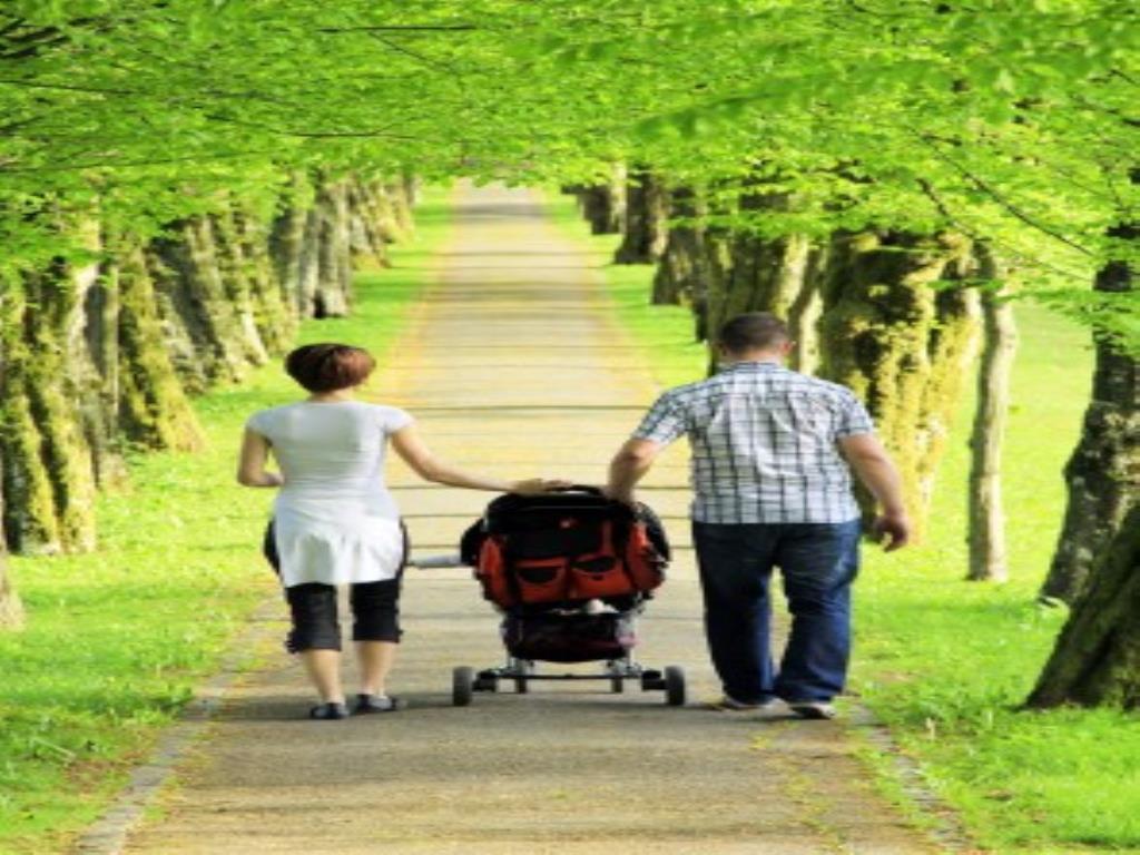 Сколько нужно гулять с ребенком в первый месяц после его рождения?