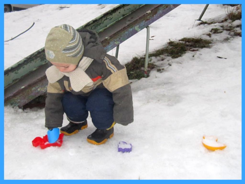 наш сын играет со снегом