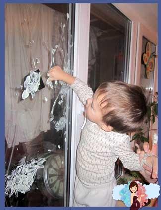 как нарисовать новогодние рисунки на окнах зубной пастой вместе с ребенком